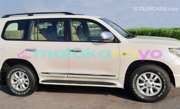 Acheter Import Voiture Toyota Land Cruiser Blanc à Import - Dubai, Bandundu Acheter Import Voiture Toyota Land Cruiser Blanc à Import - Dubai, Bandundu