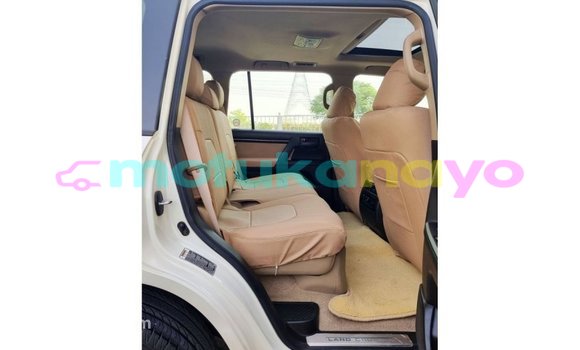 Acheter Import Voiture Toyota Land Cruiser Blanc à Import - Dubai, Bandundu Acheter Import Voiture Toyota Land Cruiser Blanc à Import - Dubai, Bandundu