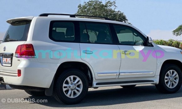 Acheter Import Voiture Toyota Land Cruiser Blanc à Import - Dubai, Bandundu Acheter Import Voiture Toyota Land Cruiser Blanc à Import - Dubai, Bandundu