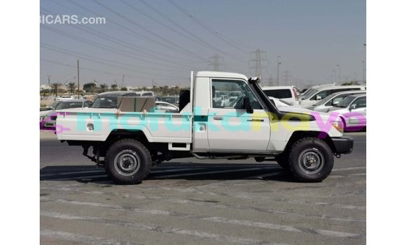 Buy Import Toyota Land Cruiser White Car in Import - Dubai in Bandundu Buy Import Toyota Land Cruiser White Car in Import - Dubai in Bandundu