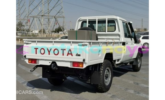 Buy Import Toyota Land Cruiser White Car in Import - Dubai in Bandundu Buy Import Toyota Land Cruiser White Car in Import - Dubai in Bandundu