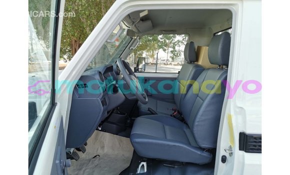Buy Import Toyota Land Cruiser White Car in Import - Dubai in Bandundu Buy Import Toyota Land Cruiser White Car in Import - Dubai in Bandundu