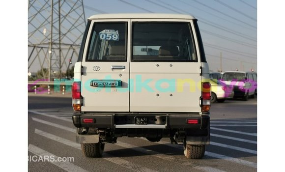 Buy Import Toyota Land Cruiser White Car in Import - Dubai in Bandundu Buy Import Toyota Land Cruiser White Car in Import - Dubai in Bandundu