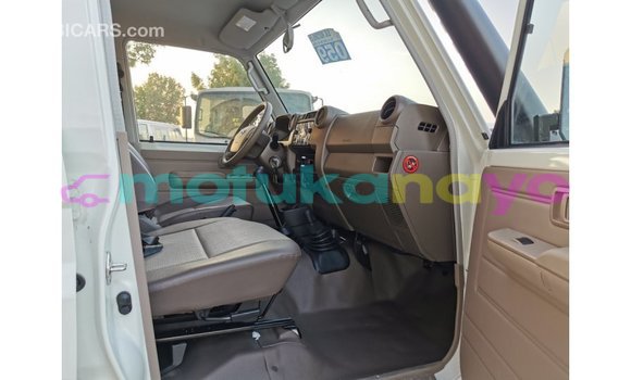 Buy Import Toyota Land Cruiser White Car in Import - Dubai in Bandundu Buy Import Toyota Land Cruiser White Car in Import - Dubai in Bandundu