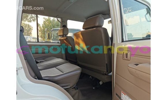 Buy Import Toyota Land Cruiser White Car in Import - Dubai in Bandundu Buy Import Toyota Land Cruiser White Car in Import - Dubai in Bandundu