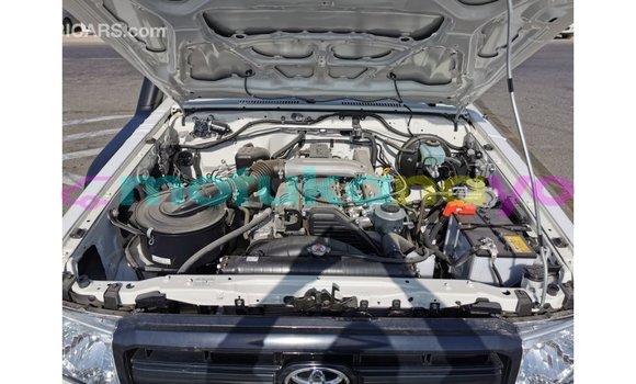 Buy Import Toyota Land Cruiser White Car in Import - Dubai in Bandundu Buy Import Toyota Land Cruiser White Car in Import - Dubai in Bandundu