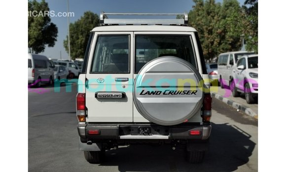 Buy Import Toyota Land Cruiser White Car in Import - Dubai in Bandundu Buy Import Toyota Land Cruiser White Car in Import - Dubai in Bandundu