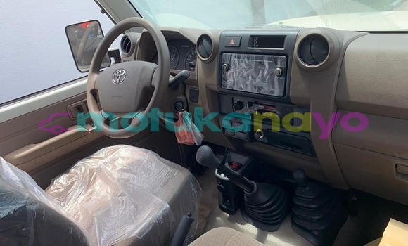 Acheter Occasion Voiture Toyota Land Cruiser Blanc à Kinshasa, Kinshasa Acheter Occasion Voiture Toyota Land Cruiser Blanc à Kinshasa, Kinshasa