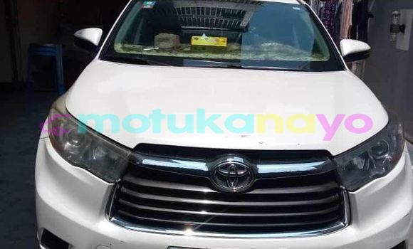 Buy Used Toyota Highlander White Car in Banalia in Haut-Congo Buy Used Toyota Highlander White Car in Banalia in Haut-Congo