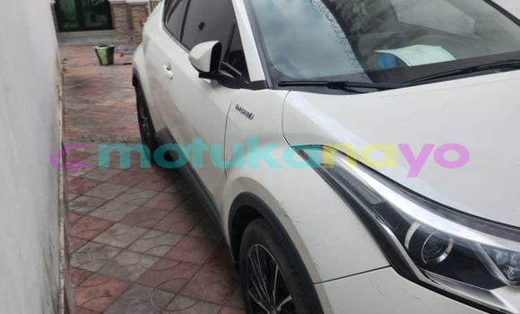 Acheter Occasion Voiture Toyota C-HR Blanc à Kinshasa, Kinshasa Acheter Occasion Voiture Toyota C-HR Blanc à Kinshasa, Kinshasa
