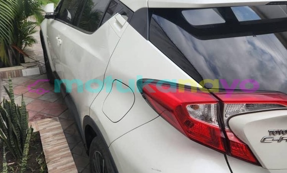 Acheter Occasion Voiture Toyota C-HR Blanc à Kinshasa, Kinshasa Acheter Occasion Voiture Toyota C-HR Blanc à Kinshasa, Kinshasa