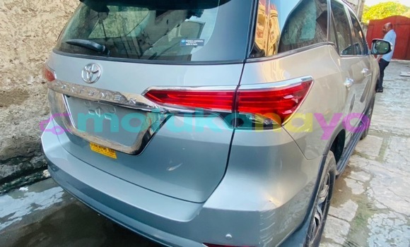Acheter Neuf Voiture Toyota Fortuner Gris à Kinshasa, Kinshasa Acheter Neuf Voiture Toyota Fortuner Gris à Kinshasa, Kinshasa