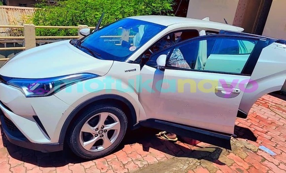 Acheter Neuf Voiture Toyota C-HR Blanc à Kinshasa, Kinshasa Acheter Neuf Voiture Toyota C-HR Blanc à Kinshasa, Kinshasa