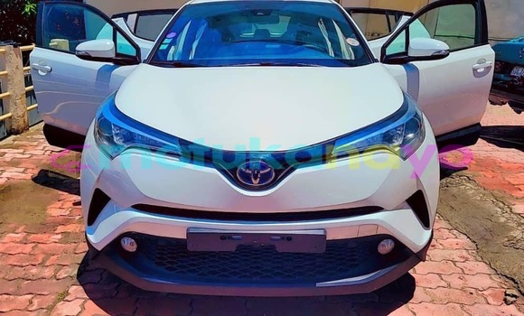 Acheter Neuf Voiture Toyota C-HR Blanc à Kinshasa, Kinshasa Acheter Neuf Voiture Toyota C-HR Blanc à Kinshasa, Kinshasa