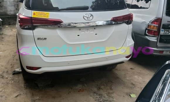 Acheter Neuf Voiture Toyota Fortuner Blanc à Kinshasa, Kinshasa Acheter Neuf Voiture Toyota Fortuner Blanc à Kinshasa, Kinshasa