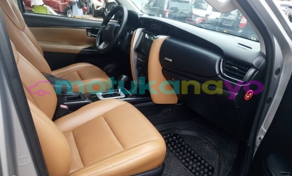 Acheter Neuf Voiture Toyota Fortuner Gris à Kinshasa, Kinshasa Acheter Neuf Voiture Toyota Fortuner Gris à Kinshasa, Kinshasa