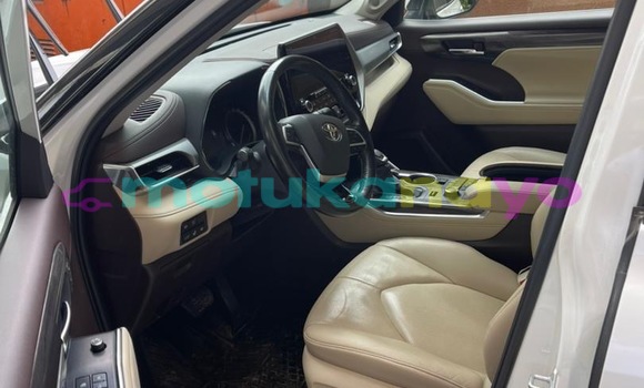 Buy New Toyota Highlander White Car in Kinshasa in Kinshasa Buy New Toyota Highlander White Car in Kinshasa in Kinshasa
