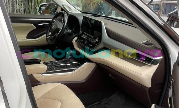 Buy New Toyota Highlander White Car in Kinshasa in Kinshasa Buy New Toyota Highlander White Car in Kinshasa in Kinshasa