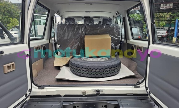 Acheter Occasion Voiture Toyota Land Cruiser Blanc à Kinshasa, Kinshasa Acheter Occasion Voiture Toyota Land Cruiser Blanc à Kinshasa, Kinshasa