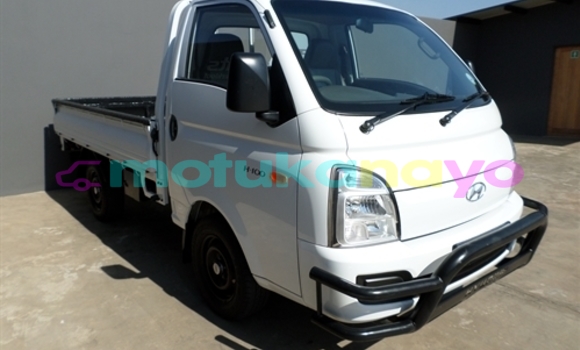 Buy Used Hyundai H200 White Car in Kinshasa in Kinshasa Buy Used Hyundai H200 White Car in Kinshasa in Kinshasa