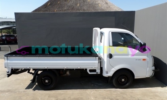 Buy Used Hyundai H200 White Car in Kinshasa in Kinshasa Buy Used Hyundai H200 White Car in Kinshasa in Kinshasa