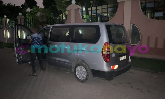 Acheter Neuf Voiture Hyundai H1 Gris à Kinshasa, Kinshasa Acheter Neuf Voiture Hyundai H1 Gris à Kinshasa, Kinshasa