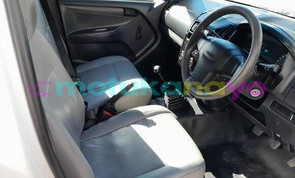 Buy Used Isuzu KB White Car in Kinshasa in Kinshasa Buy Used Isuzu KB White Car in Kinshasa in Kinshasa