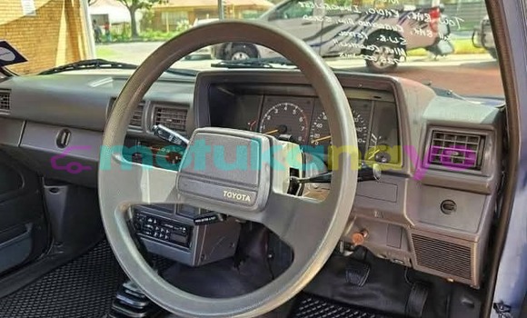 Buy Used Toyota Hilux Blue Car in Kinshasa in Kinshasa Buy Used Toyota Hilux Blue Car in Kinshasa in Kinshasa