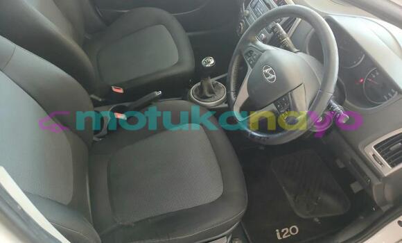 Buy Used Hyundai i20 White Car in Kinshasa in Kinshasa Buy Used Hyundai i20 White Car in Kinshasa in Kinshasa