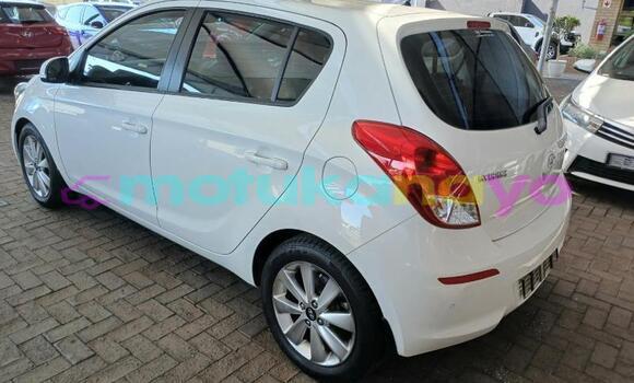 Buy Used Hyundai i20 White Car in Kinshasa in Kinshasa Buy Used Hyundai i20 White Car in Kinshasa in Kinshasa