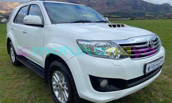 Buy Used Toyota Hilux White Car in Kinshasa in Kinshasa Buy Used Toyota Hilux White Car in Kinshasa in Kinshasa