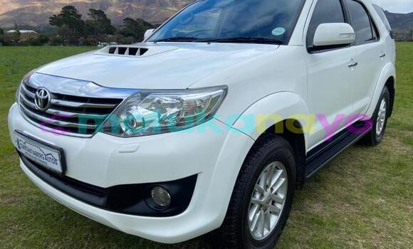 Buy Used Toyota Hilux White Car in Kinshasa in Kinshasa Buy Used Toyota Hilux White Car in Kinshasa in Kinshasa