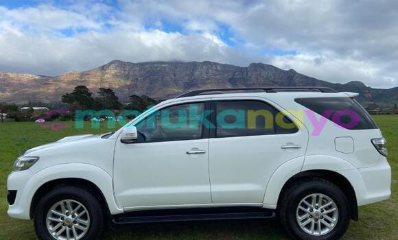 Buy Used Toyota Hilux White Car in Kinshasa in Kinshasa Buy Used Toyota Hilux White Car in Kinshasa in Kinshasa