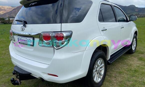 Buy Used Toyota Hilux White Car in Kinshasa in Kinshasa Buy Used Toyota Hilux White Car in Kinshasa in Kinshasa