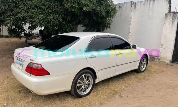Buy Used Toyota Crown White Car in Kinshasa in Kinshasa