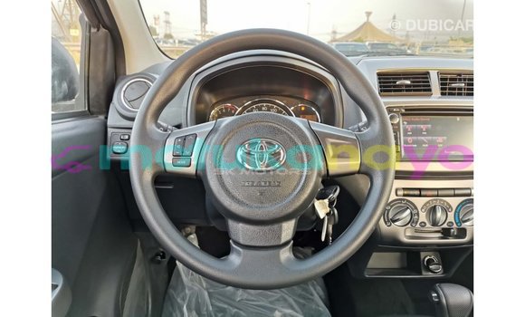 Buy Import Toyota HiAce Black Truck in Import - Dubai in Bandundu Buy Import Toyota HiAce Black Truck in Import - Dubai in Bandundu