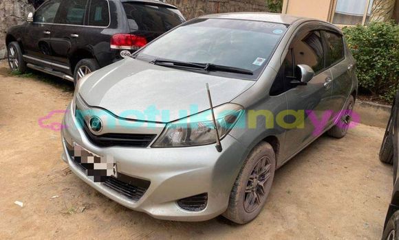 Acheter Occasion Voiture Toyota Vitz Gris à Kinshasa, Kinshasa Acheter Occasion Voiture Toyota Vitz Gris à Kinshasa, Kinshasa