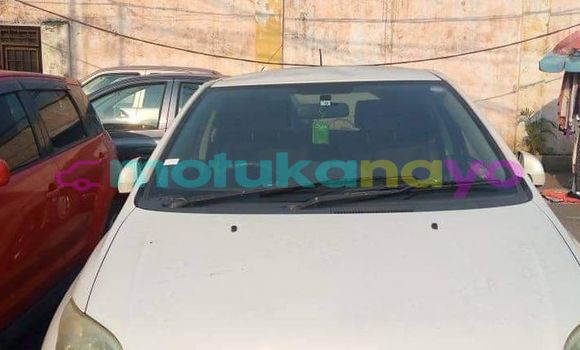 Acheter Occasion Voiture Toyota Ist Blanc à Kinshasa, Kinshasa Acheter Occasion Voiture Toyota Ist Blanc à Kinshasa, Kinshasa