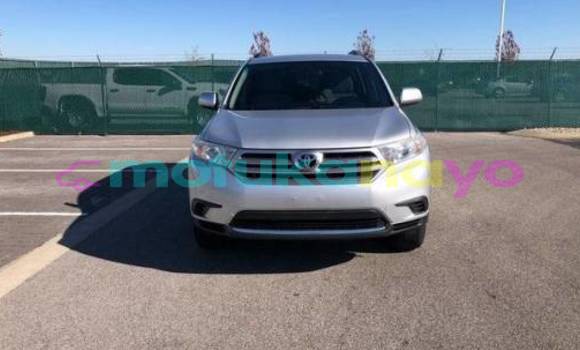 Buy Import Toyota Highlander Silver Car in Itoko in Haut-Congo Buy Import Toyota Highlander Silver Car in Itoko in Haut-Congo