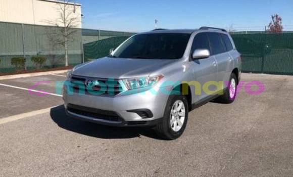 Buy Import Toyota Highlander Silver Car in Itoko in Haut-Congo Buy Import Toyota Highlander Silver Car in Itoko in Haut-Congo