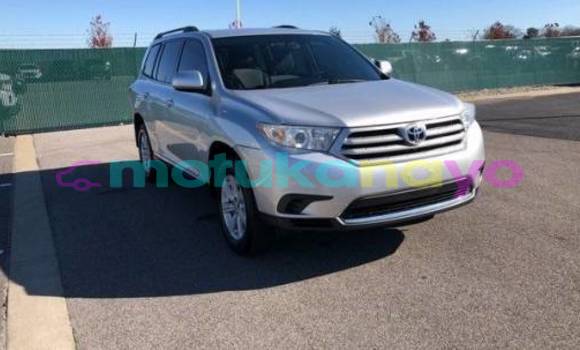 Buy Import Toyota Highlander Silver Car in Itoko in Haut-Congo Buy Import Toyota Highlander Silver Car in Itoko in Haut-Congo