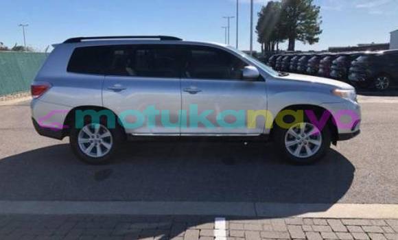 Buy Import Toyota Highlander Silver Car in Itoko in Haut-Congo Buy Import Toyota Highlander Silver Car in Itoko in Haut-Congo