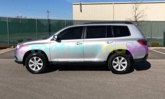 Buy Import Toyota Highlander Silver Car in Itoko in Haut-Congo Buy Import Toyota Highlander Silver Car in Itoko in Haut-Congo