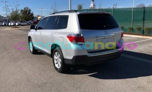Buy Import Toyota Highlander Silver Car in Itoko in Haut-Congo Buy Import Toyota Highlander Silver Car in Itoko in Haut-Congo