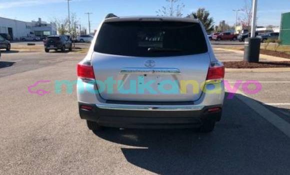 Buy Import Toyota Highlander Silver Car in Itoko in Haut-Congo Buy Import Toyota Highlander Silver Car in Itoko in Haut-Congo