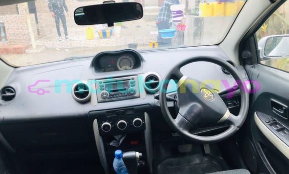 Buy Used Toyota Ist Silver Car in Kinshasa in Kinshasa Buy Used Toyota Ist Silver Car in Kinshasa in Kinshasa