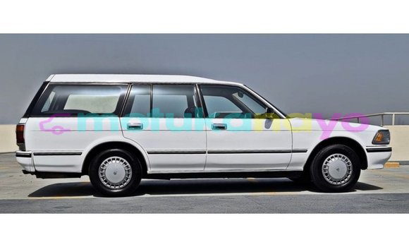 Buy Import Toyota Crown White Car in Import - Dubai in Bandundu Buy Import Toyota Crown White Car in Import - Dubai in Bandundu